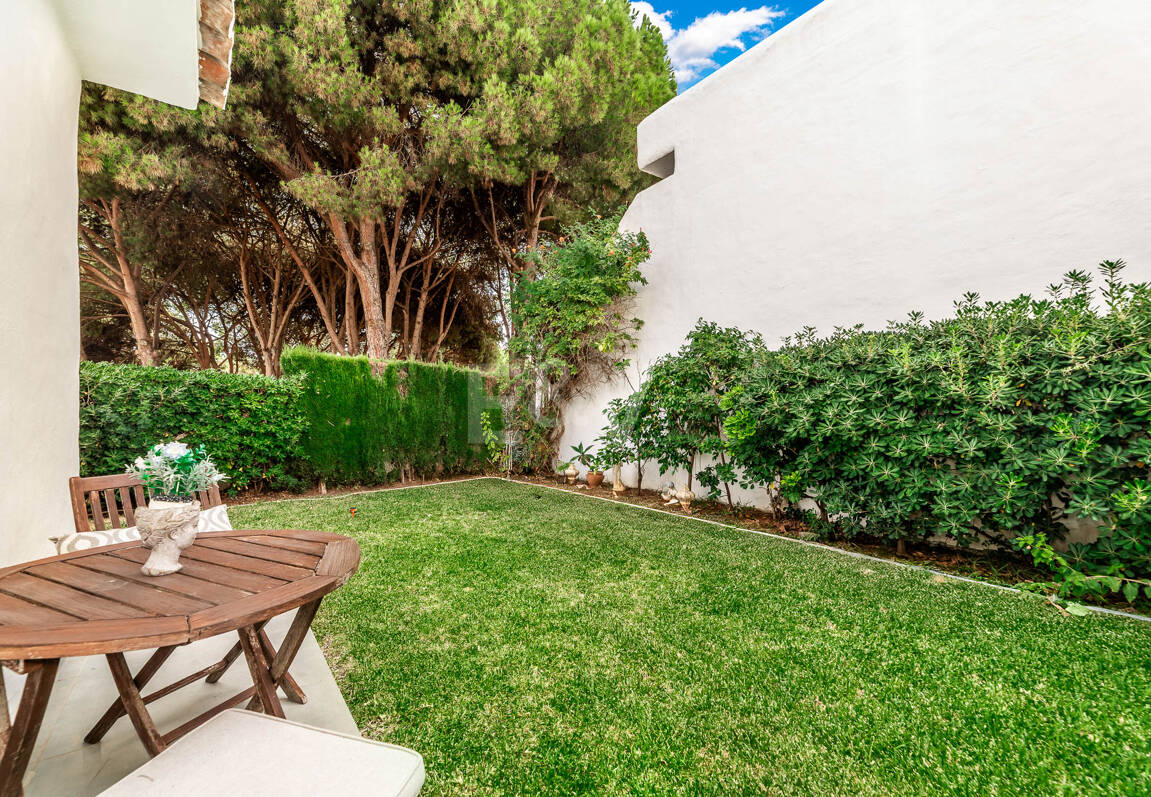 Casa unifamiliar elegantemente renovada con jardín en un complejo residencial seguro, a solo 10 minutos del puerto de Cabopino.