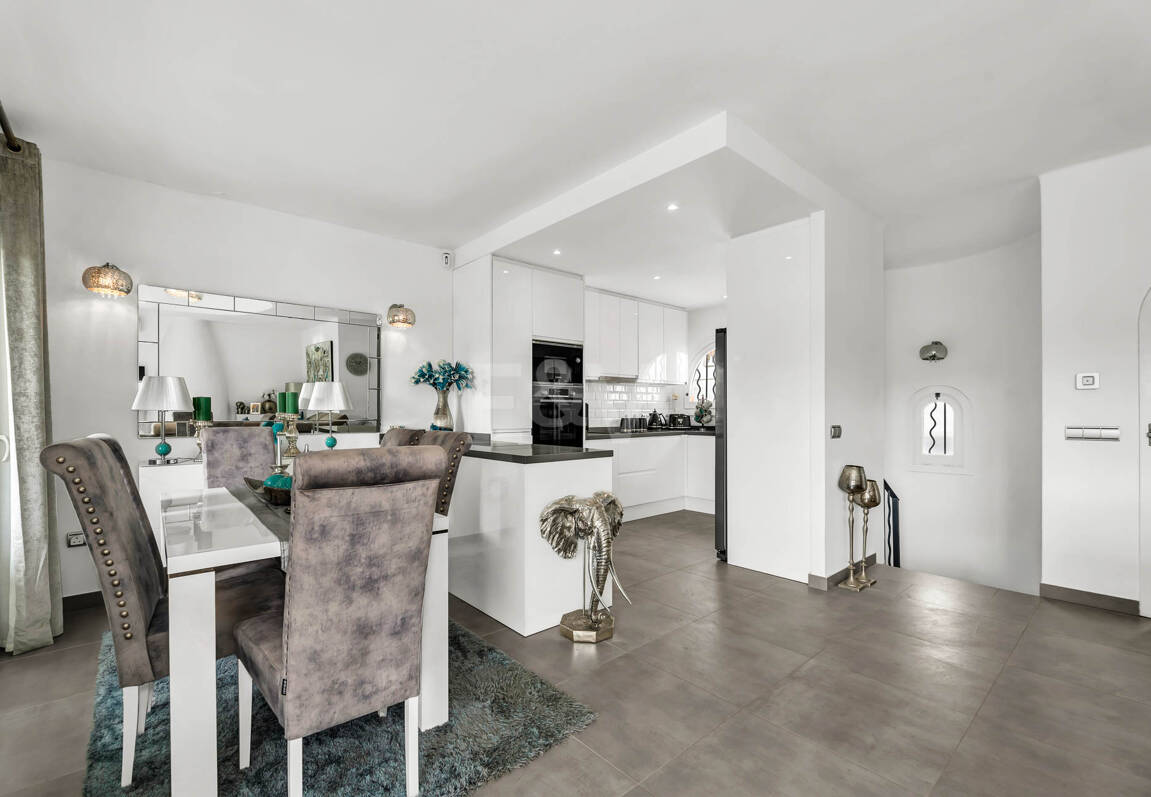 Casa unifamiliar elegantemente renovada con jardín en un complejo residencial seguro, a solo 10 minutos del puerto de Cabopino.