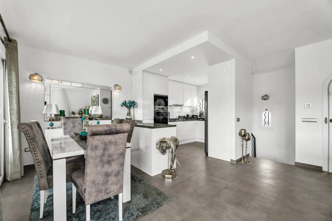 Casa unifamiliar elegantemente renovada con jardín en un complejo residencial seguro, a solo 10 minutos del puerto de Cabopino.