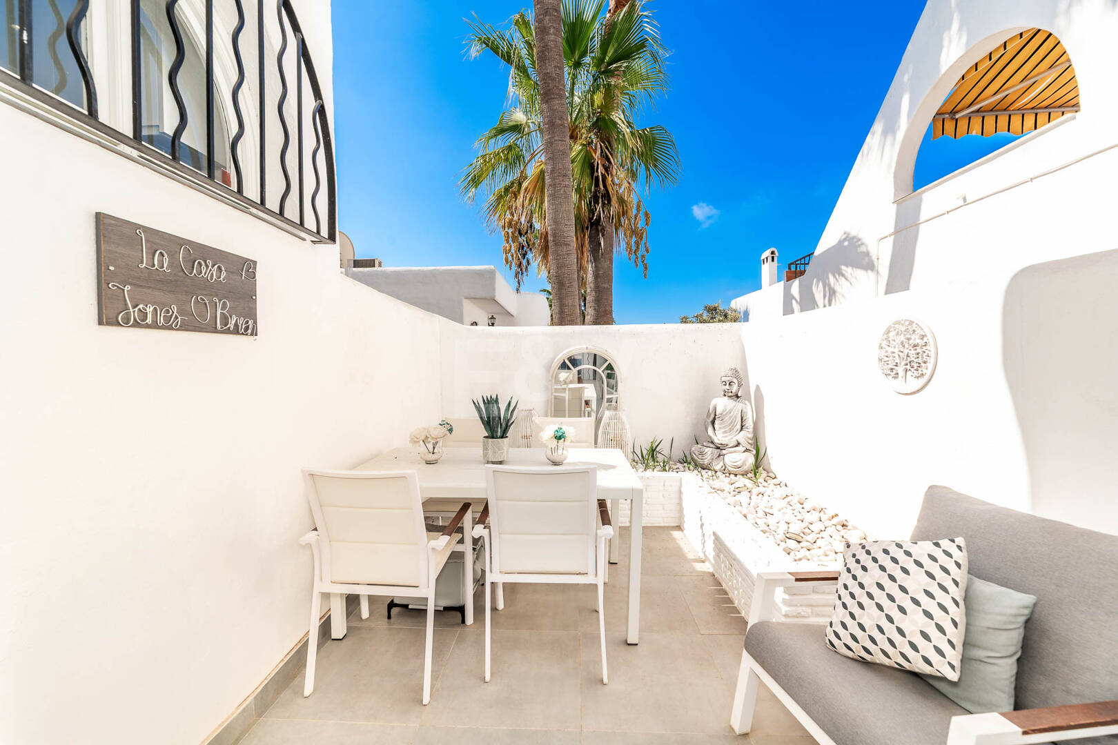 Casa unifamiliar elegantemente renovada con jardín en un complejo residencial seguro, a solo 10 minutos del puerto de Cabopino.