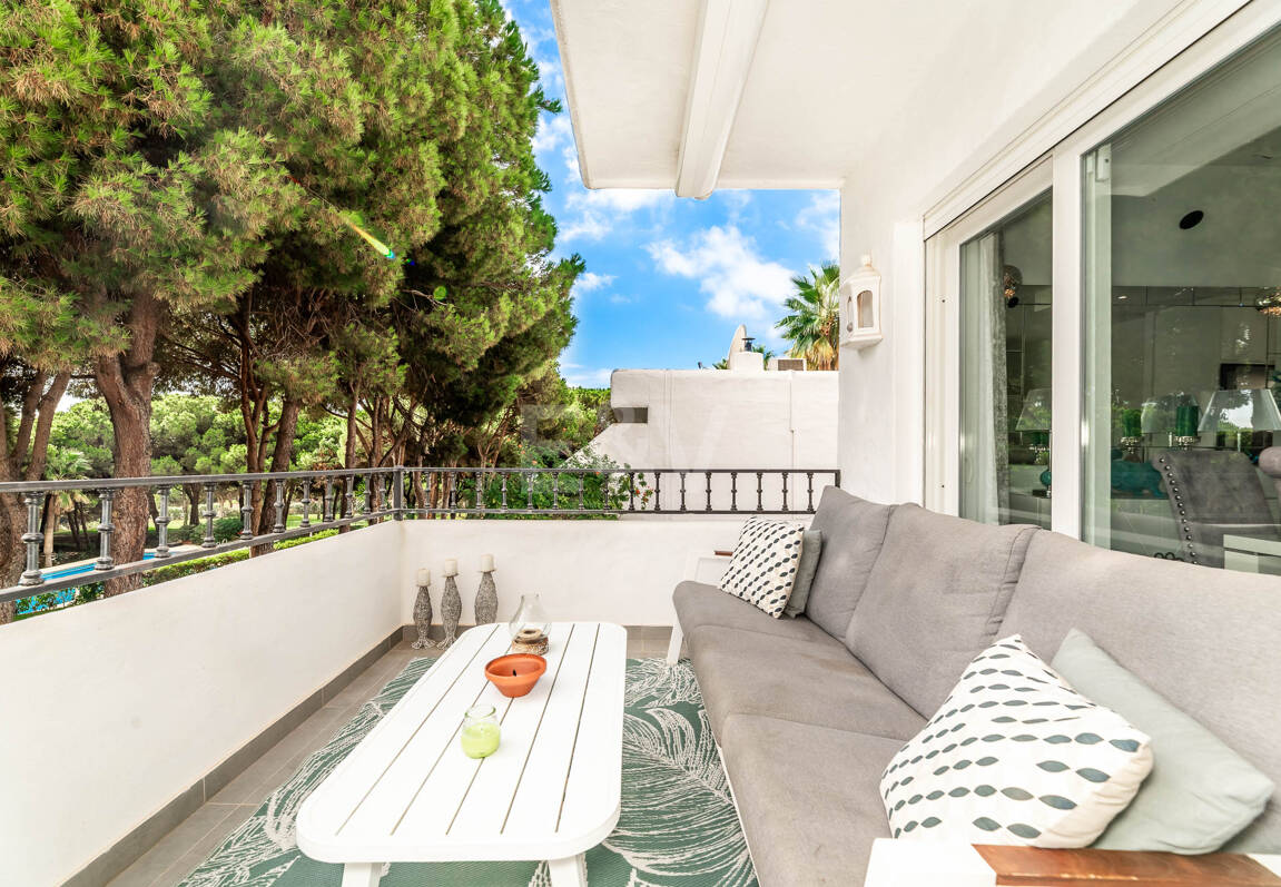 Casa unifamiliar elegantemente renovada con jardín en un complejo residencial seguro, a solo 10 minutos del puerto de Cabopino.