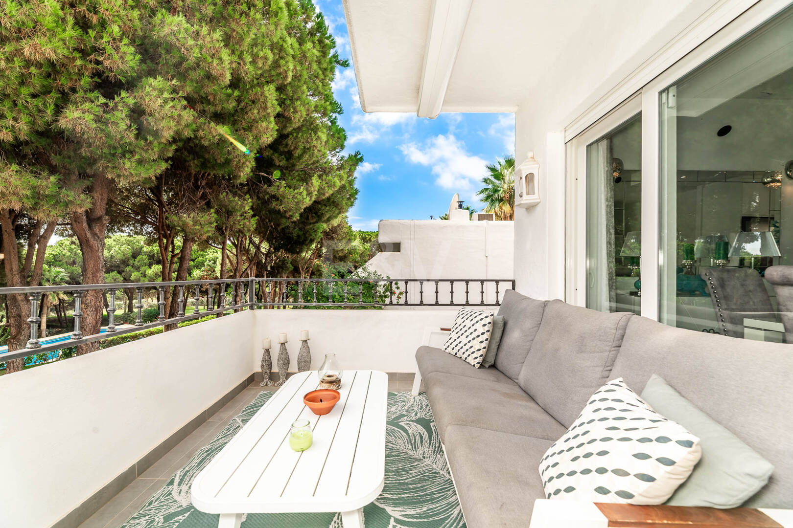 Casa unifamiliar elegantemente renovada con jardín en un complejo residencial seguro, a solo 10 minutos del puerto de Cabopino.