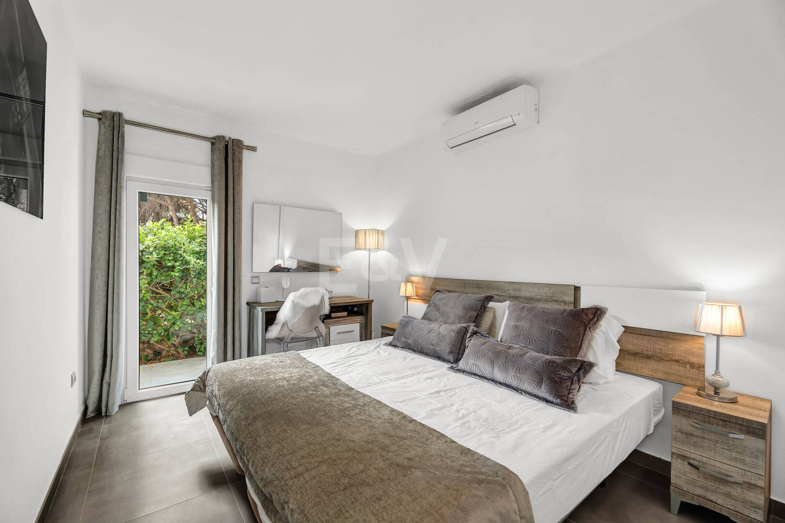 Casa unifamiliar elegantemente renovada con jardín en un complejo residencial seguro, a solo 10 minutos del puerto de Cabopino.