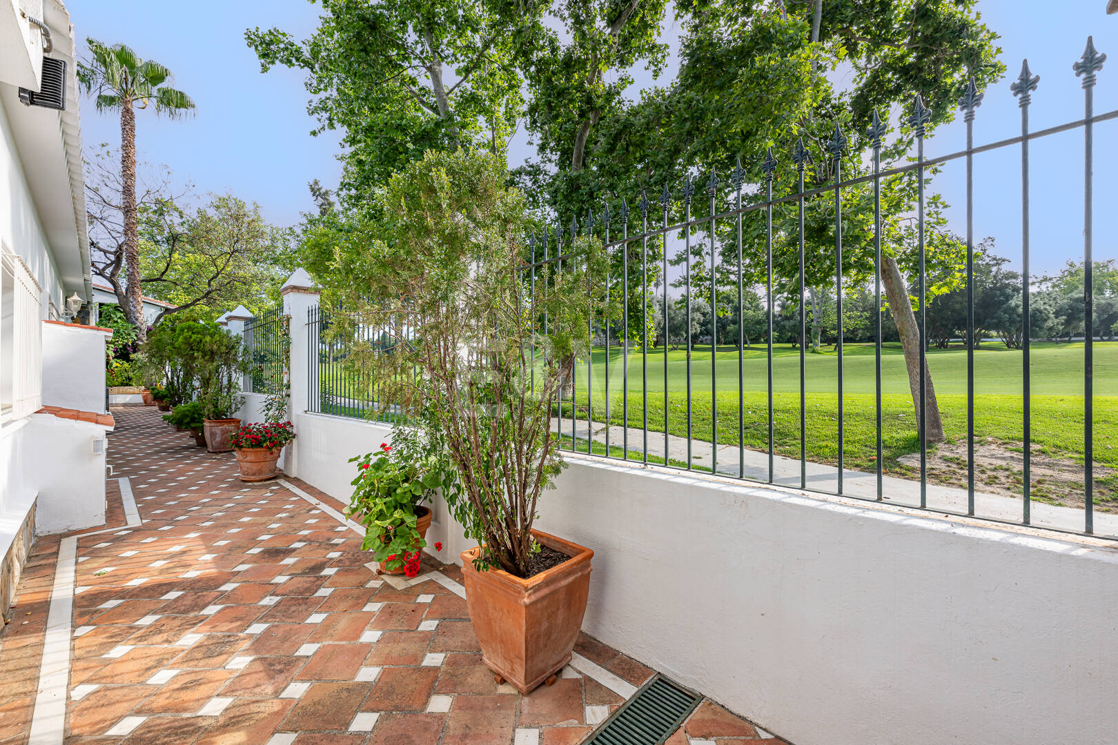 Villa clásica en primera línea de golf cerca de las mejores comodidades de Marbella