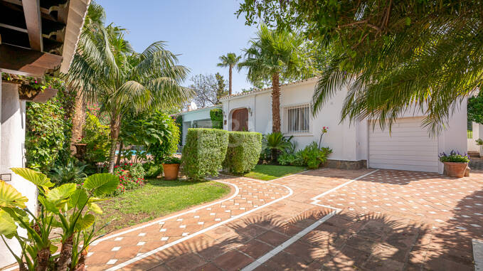 Klassische Villa in Erster Golflinie Nahe Marbellas Feinster Ausstattung