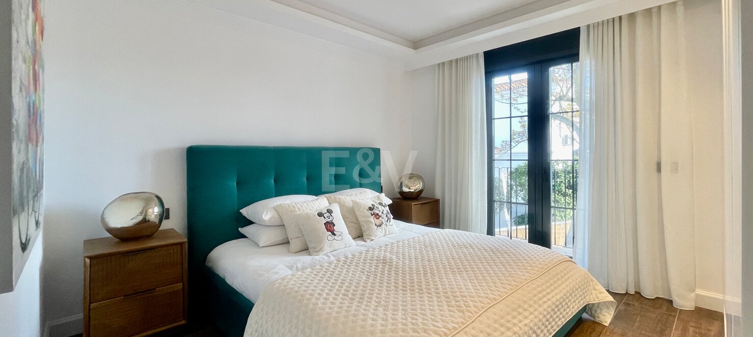Contemporary Villa in a Golfside Setting Close to Amenities