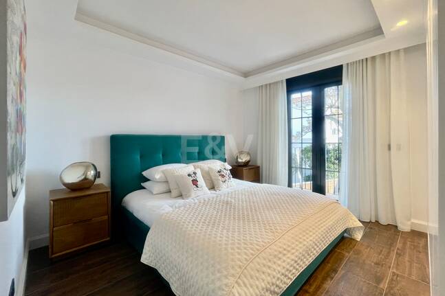 Villa contemporaine dans un cadre de golf proche des commodités