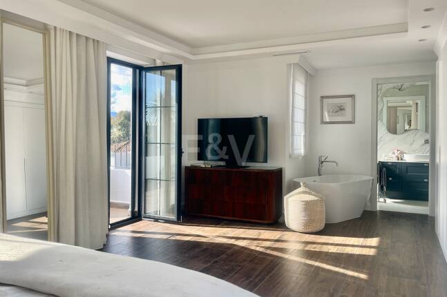 Villa contemporaine dans un cadre de golf proche des commodités