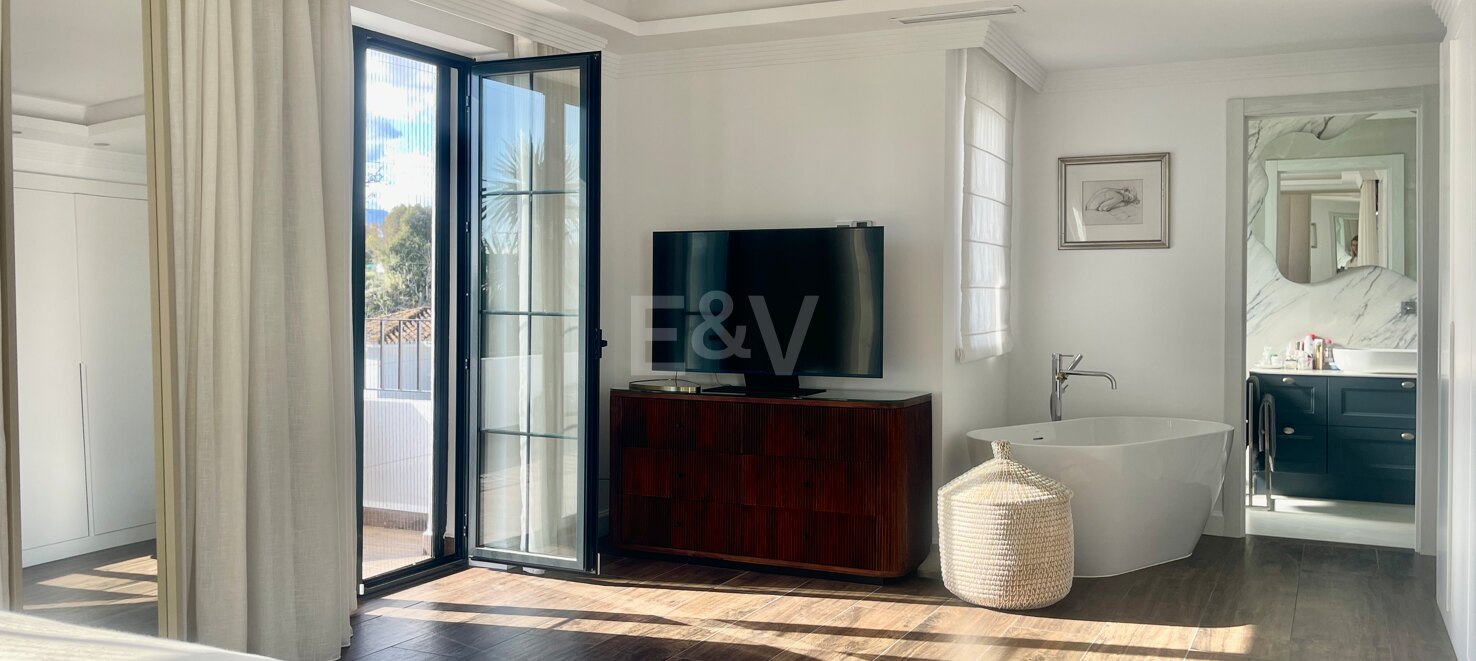 Contemporary Villa in a Golfside Setting Close to Amenities