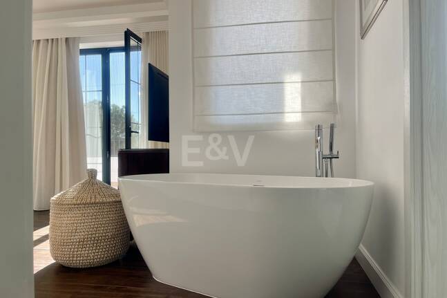 Villa contemporaine dans un cadre de golf proche des commodités