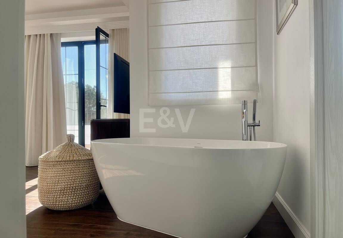 Villa contemporaine dans un cadre de golf proche des commodités