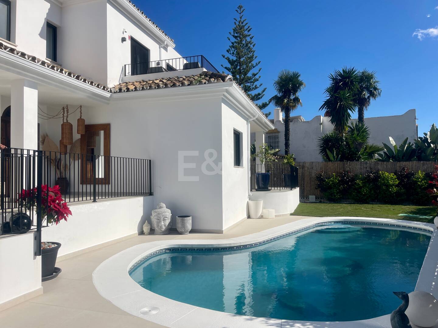 Villa contemporaine dans un cadre de golf proche des commodités