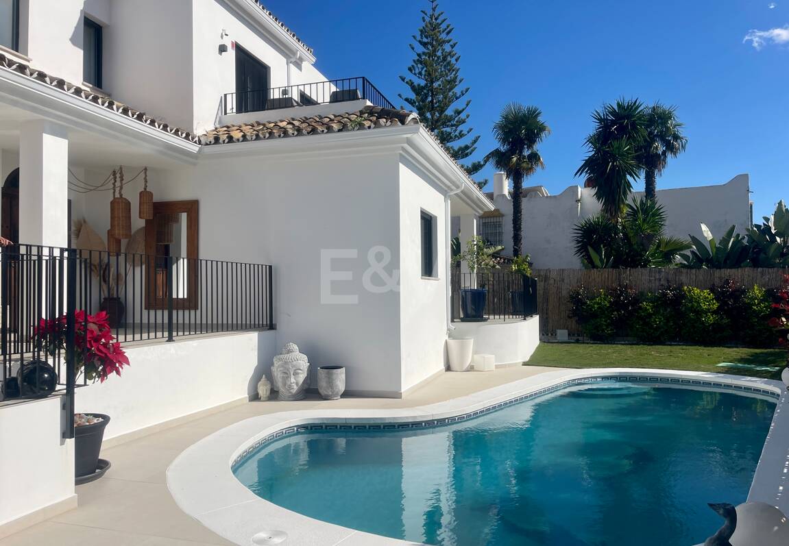 Villa contemporaine dans un cadre de golf proche des commodités