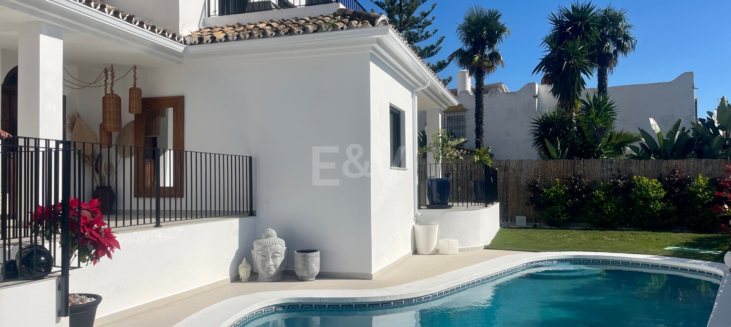 Contemporary Villa in a Golfside Setting Close to Amenities