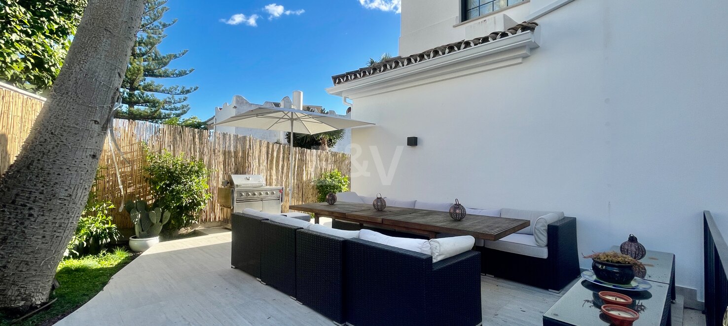 Contemporary Villa in a Golfside Setting Close to Amenities