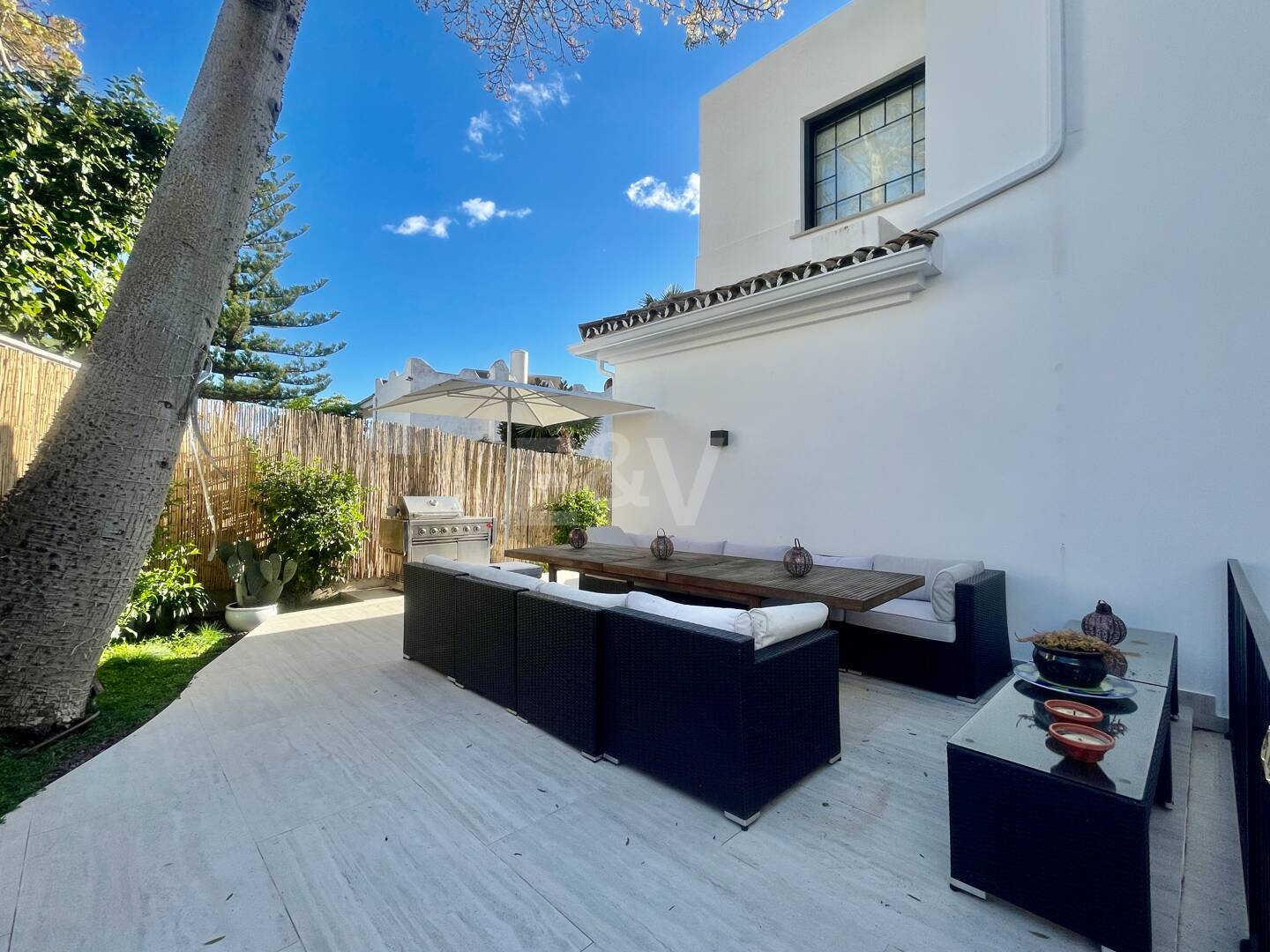 Villa contemporaine dans un cadre de golf proche des commodités