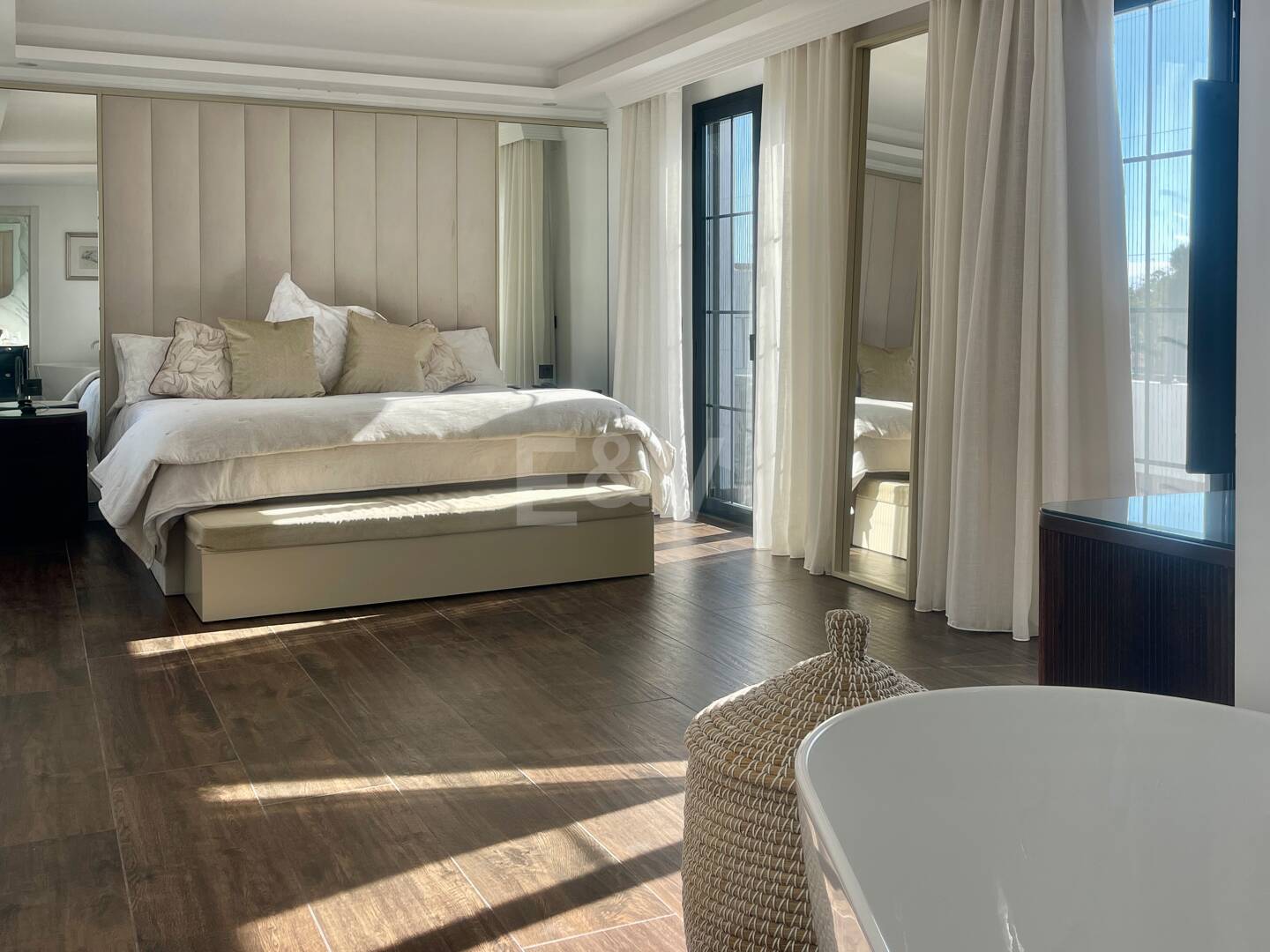 Villa contemporaine dans un cadre de golf proche des commodités