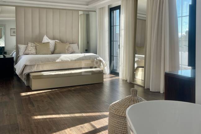 Villa contemporaine dans un cadre de golf proche des commodités