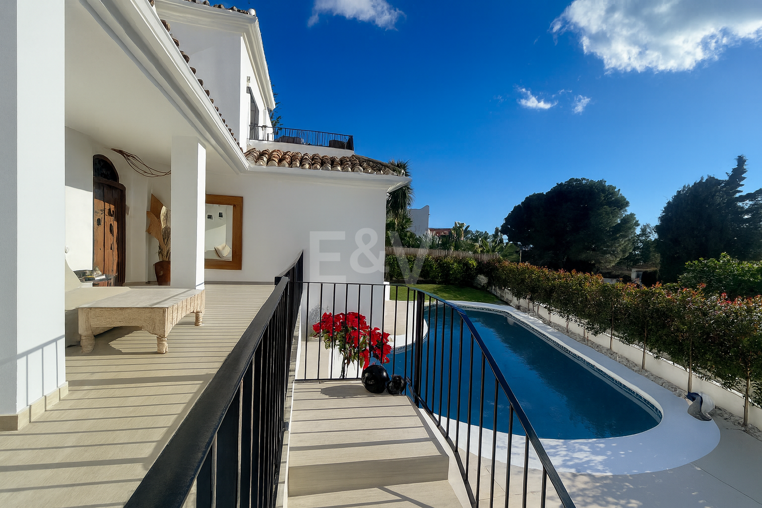 Villa contemporaine dans un cadre de golf proche des commodités