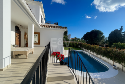 Villa contemporaine dans un cadre de golf proche des commodités