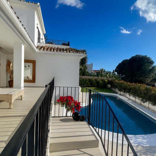 Contemporary Villa in a Golfside Setting Close to Amenities