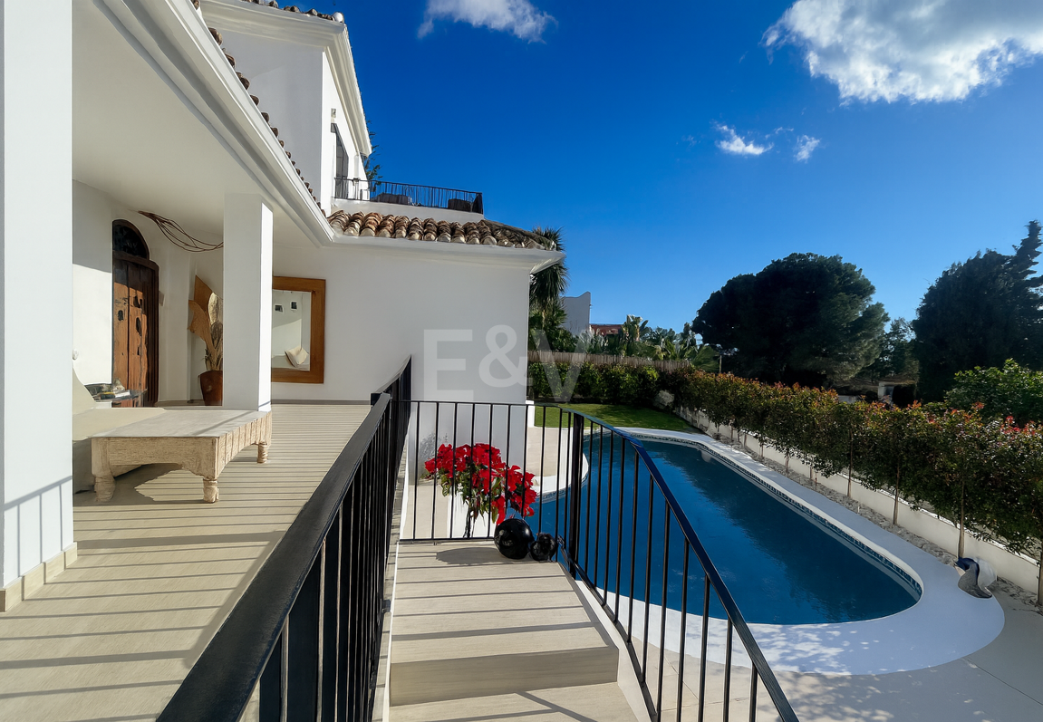 Villa contemporaine dans un cadre de golf proche des commodités