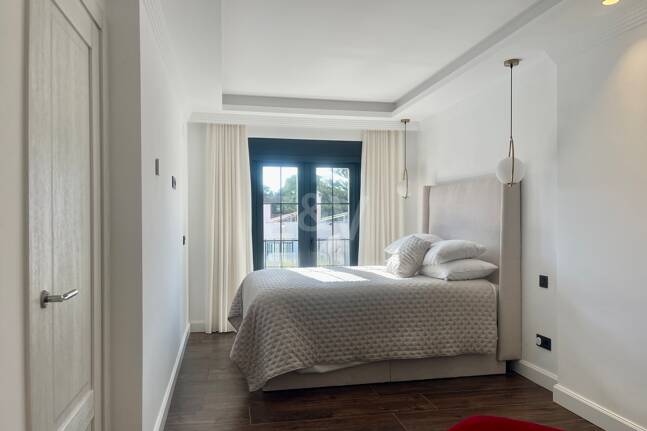 Villa contemporaine dans un cadre de golf proche des commodités