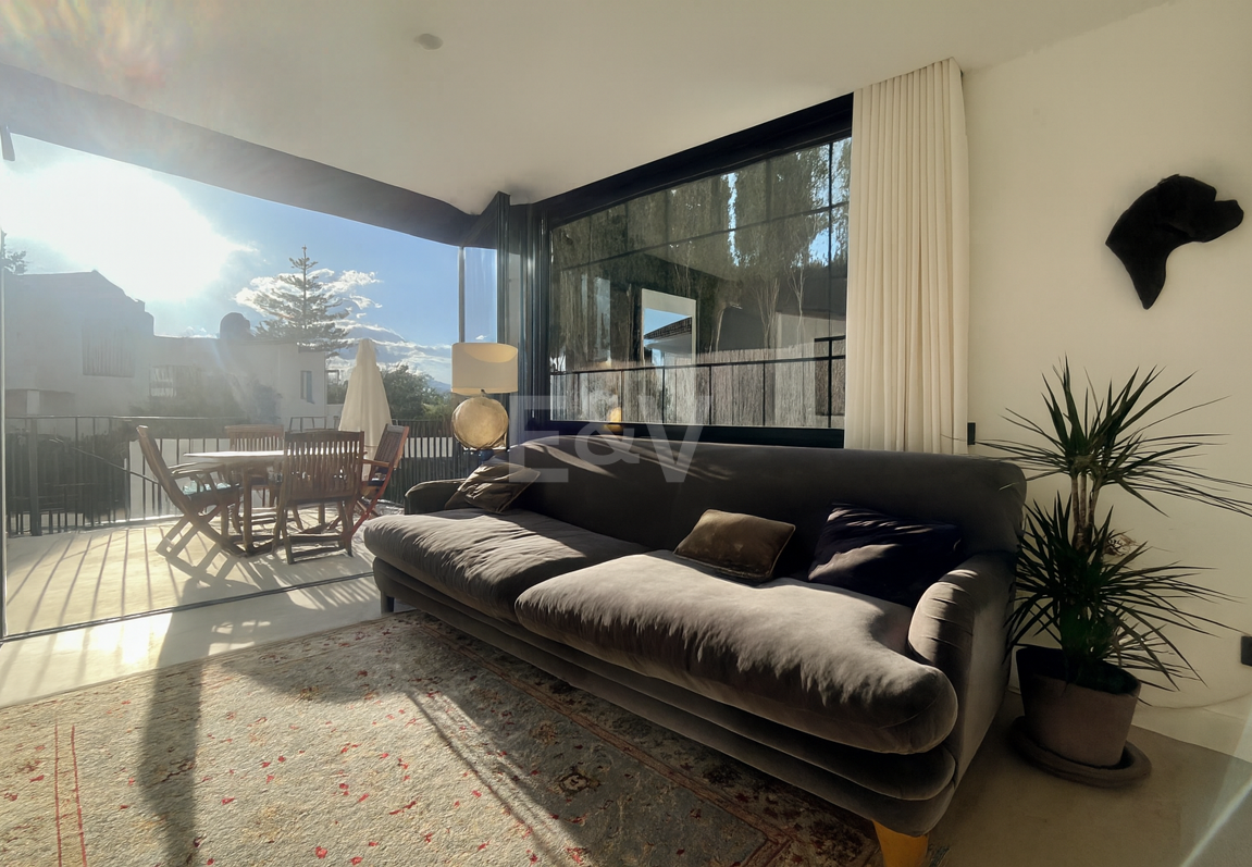 Villa contemporaine dans un cadre de golf proche des commodités