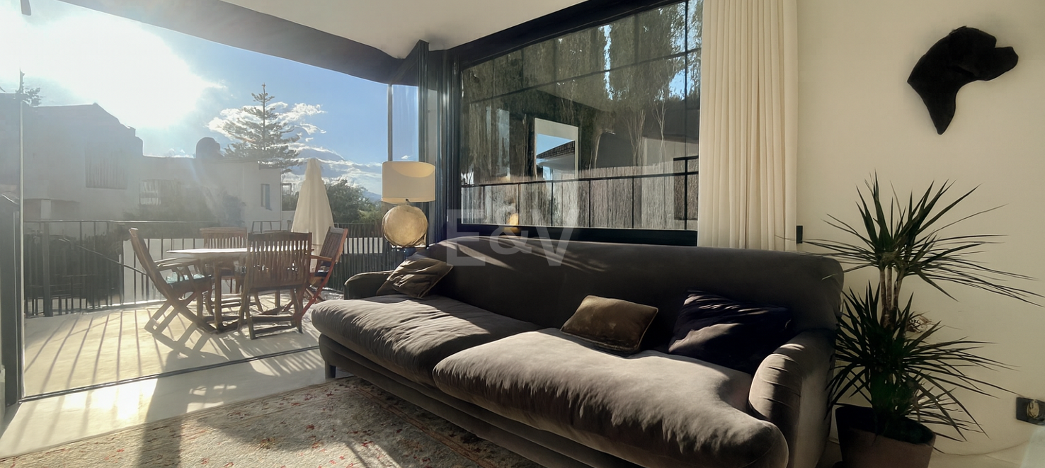 Contemporary Villa in a Golfside Setting Close to Amenities