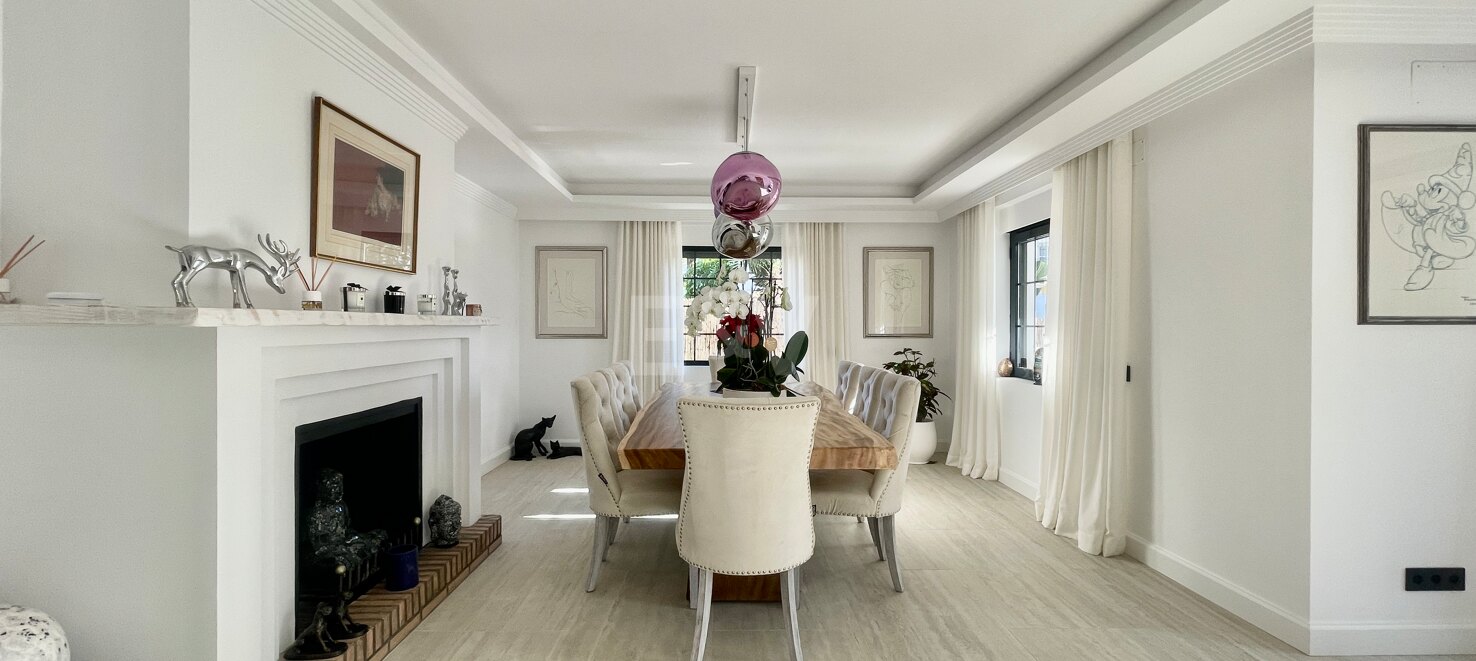 Contemporary Villa in a Golfside Setting Close to Amenities