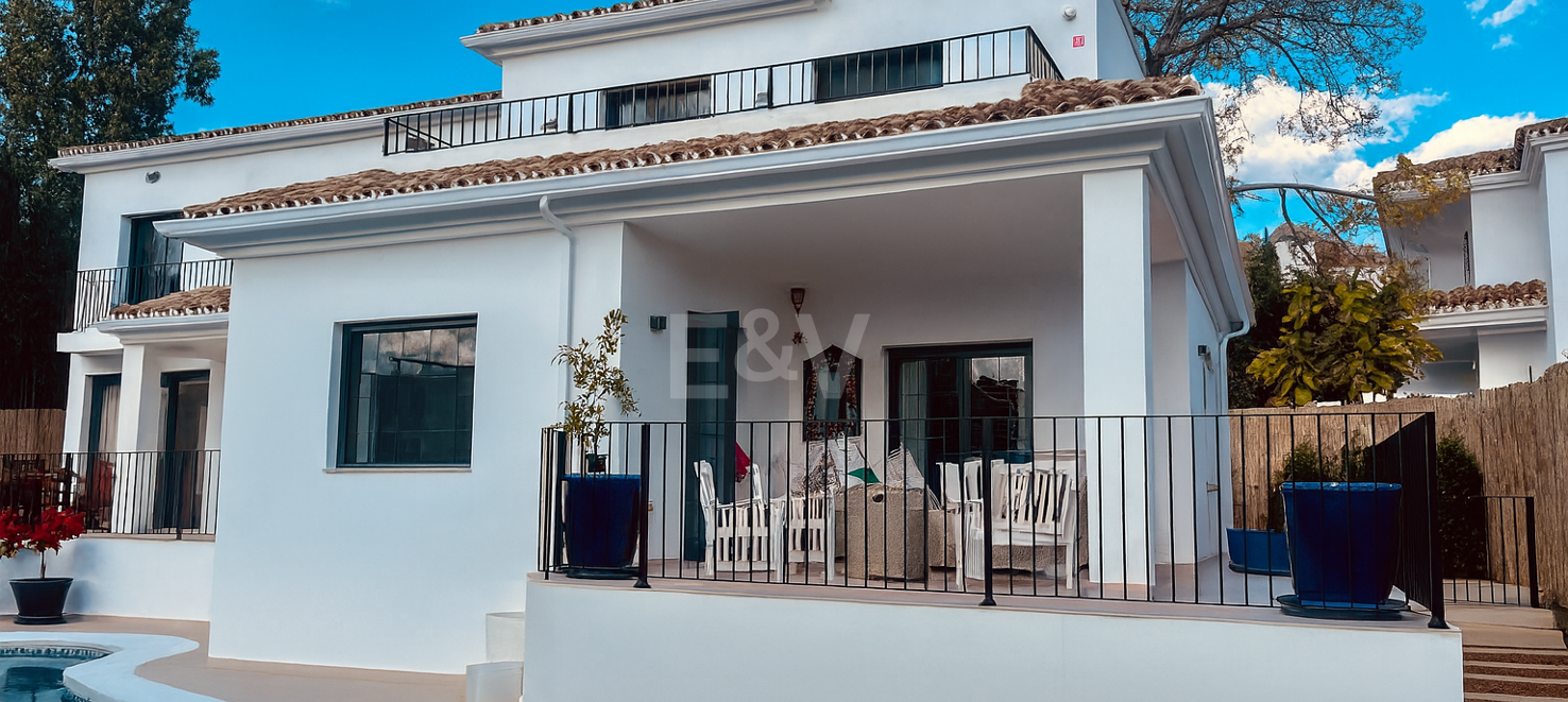 Contemporary Villa in a Golfside Setting Close to Amenities