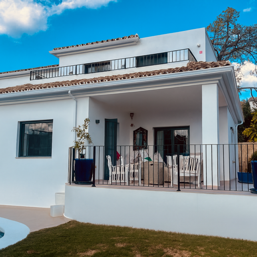 Contemporary Villa in a Golfside Setting Close to Amenities