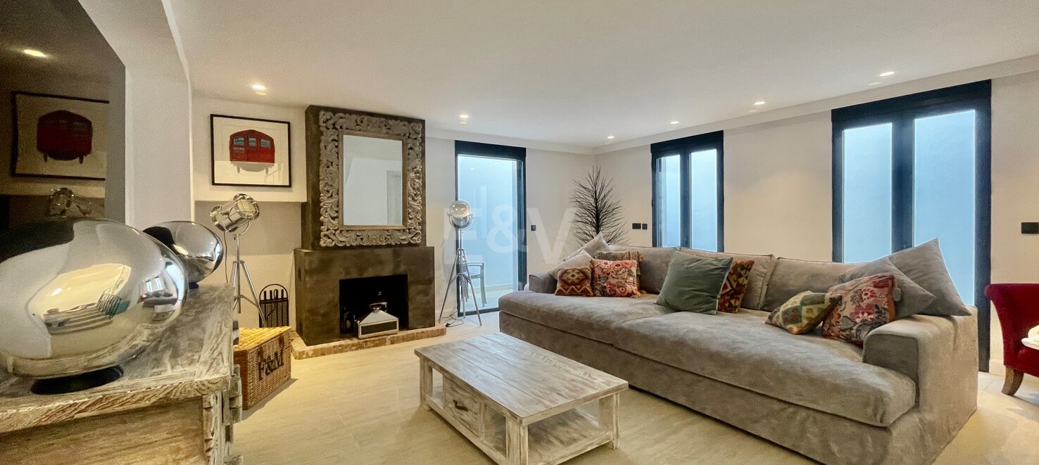 Contemporary Villa in a Golfside Setting Close to Amenities