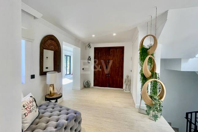 Villa contemporaine dans un cadre de golf proche des commodités