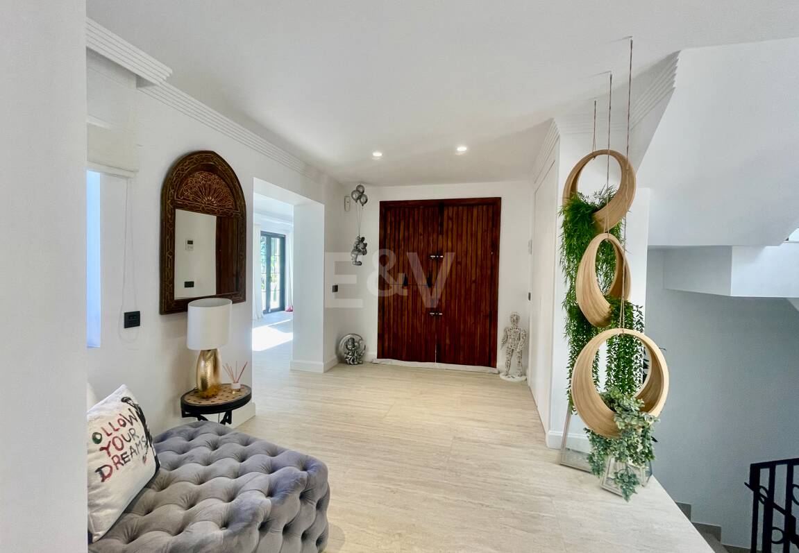 Villa contemporaine dans un cadre de golf proche des commodités