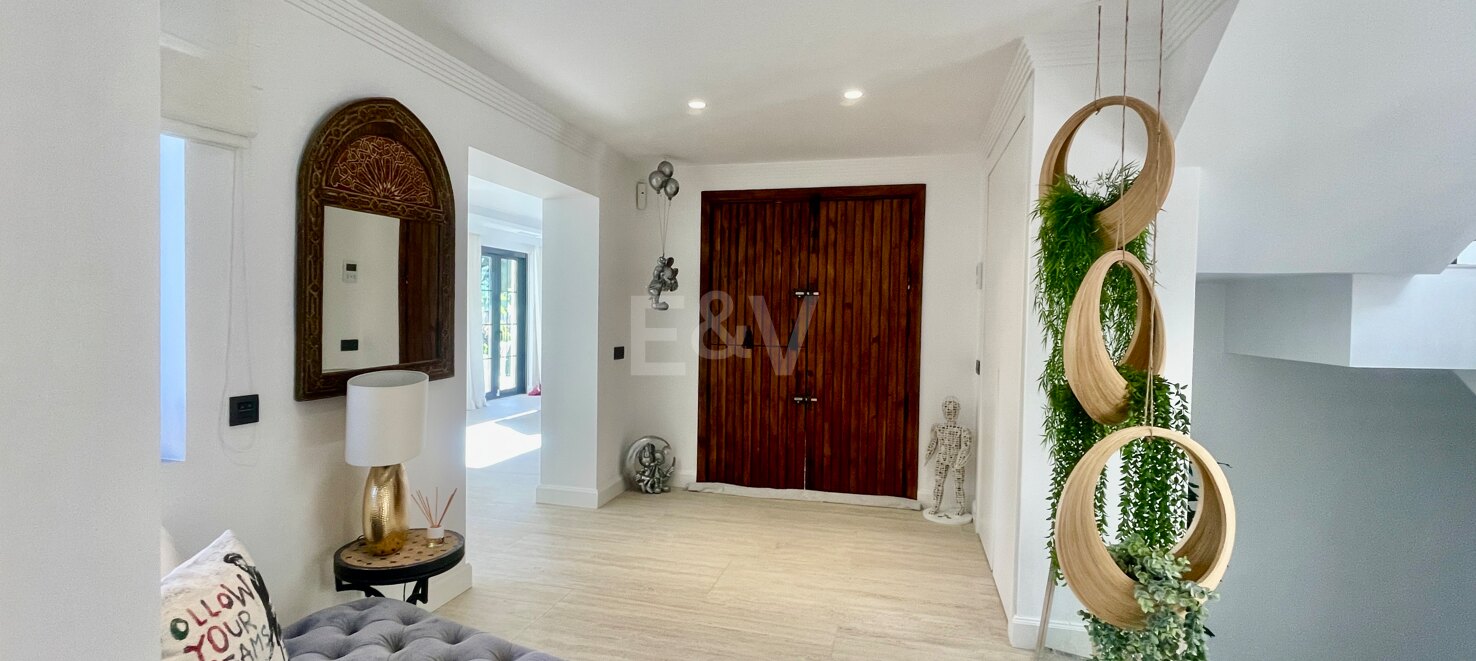 Contemporary Villa in a Golfside Setting Close to Amenities