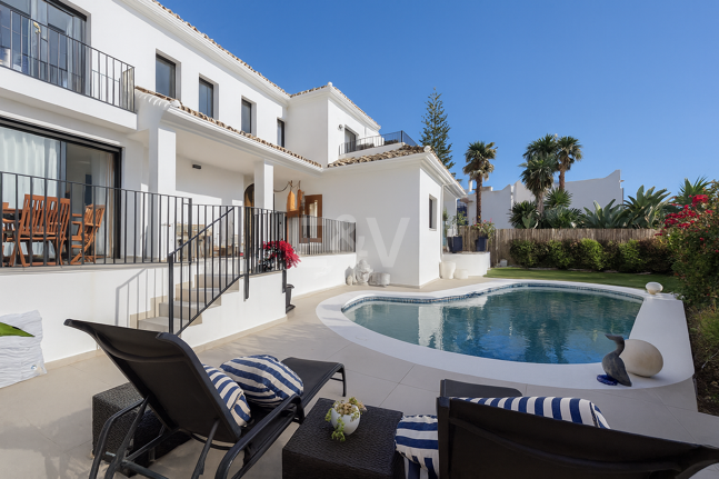 Villa contemporaine dans un cadre de golf proche des commodités