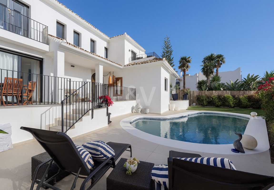 Villa contemporaine dans un cadre de golf proche des commodités