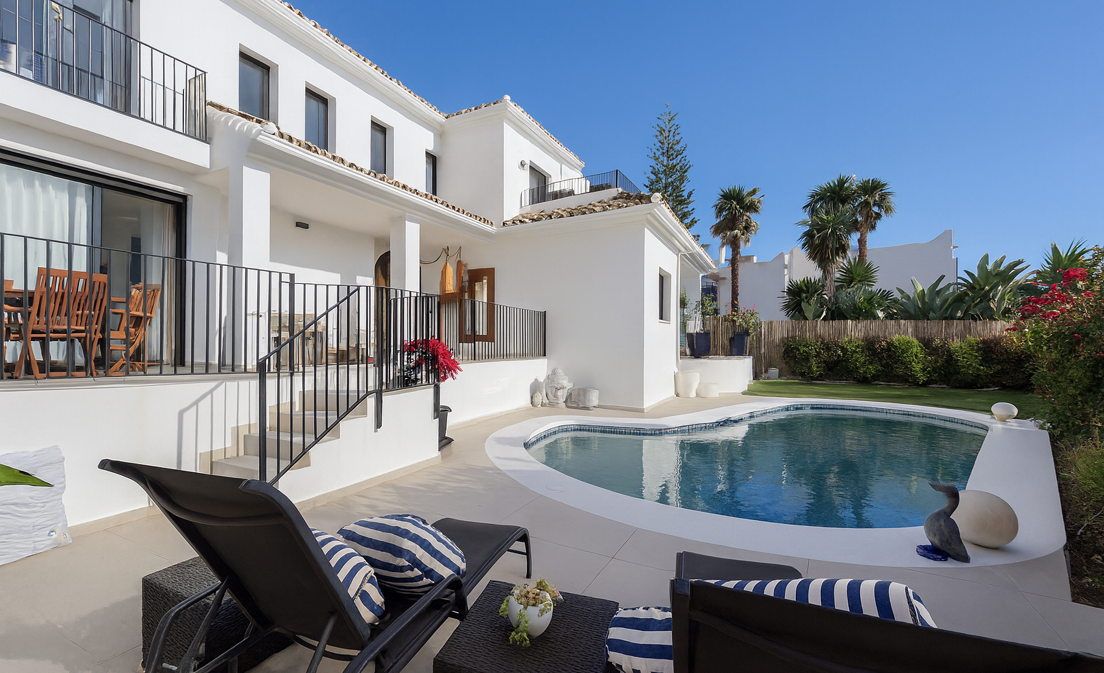Contemporary Villa in a Golfside Setting Close to Amenities