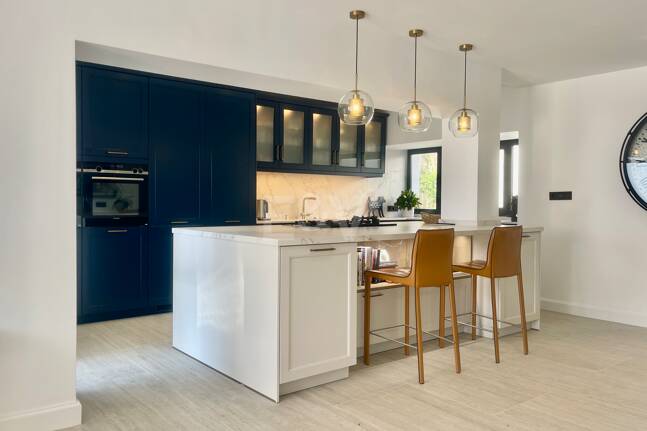 Villa contemporaine dans un cadre de golf proche des commodités