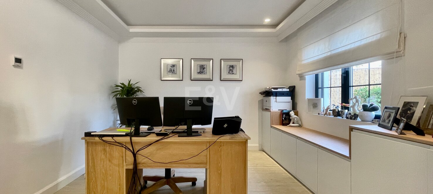 Contemporary Villa in a Golfside Setting Close to Amenities