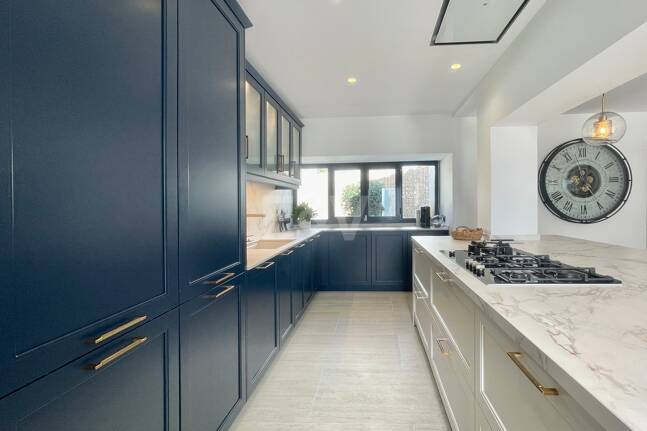 Villa contemporaine dans un cadre de golf proche des commodités