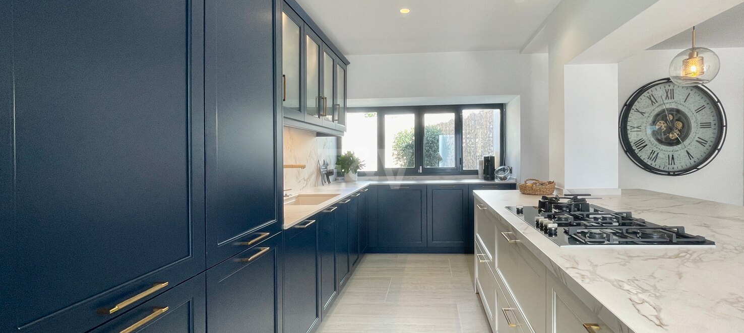Contemporary Villa in a Golfside Setting Close to Amenities