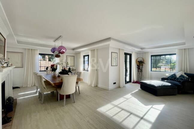 Villa contemporaine dans un cadre de golf proche des commodités