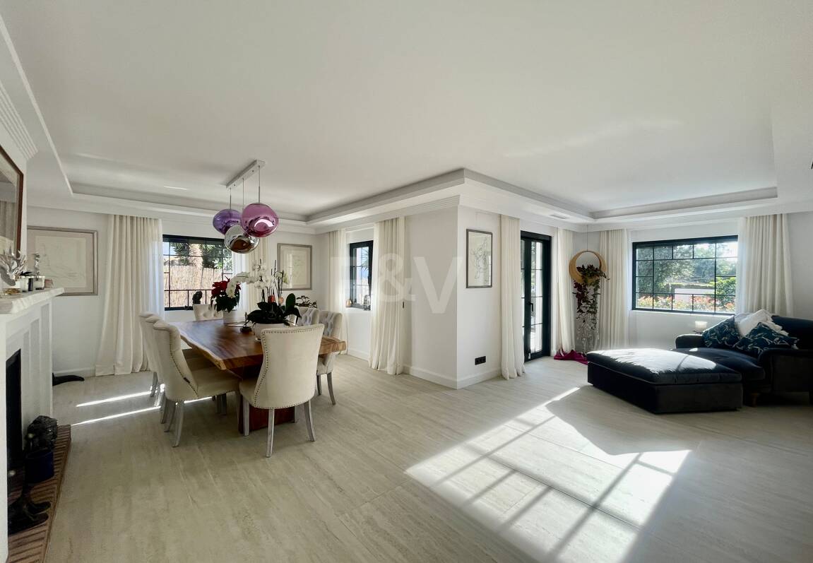 Villa contemporaine dans un cadre de golf proche des commodités