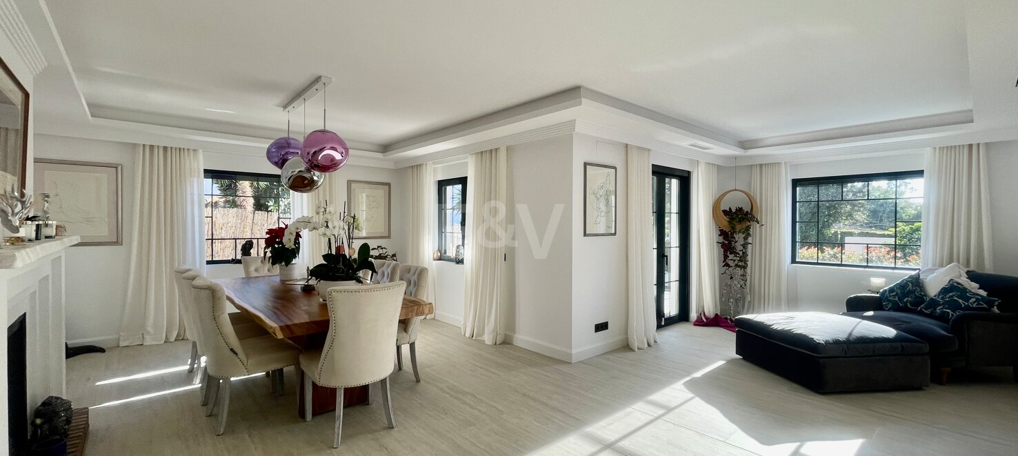 Contemporary Villa in a Golfside Setting Close to Amenities