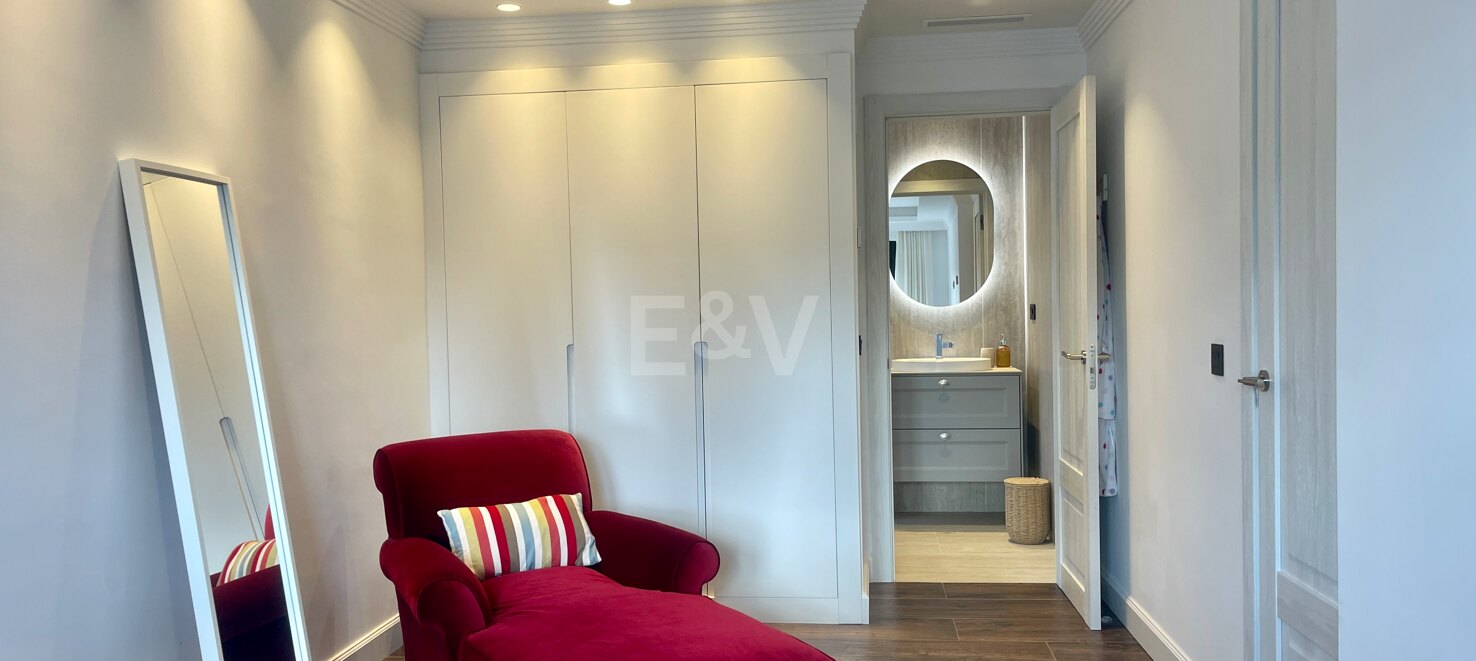 Contemporary Villa in a Golfside Setting Close to Amenities