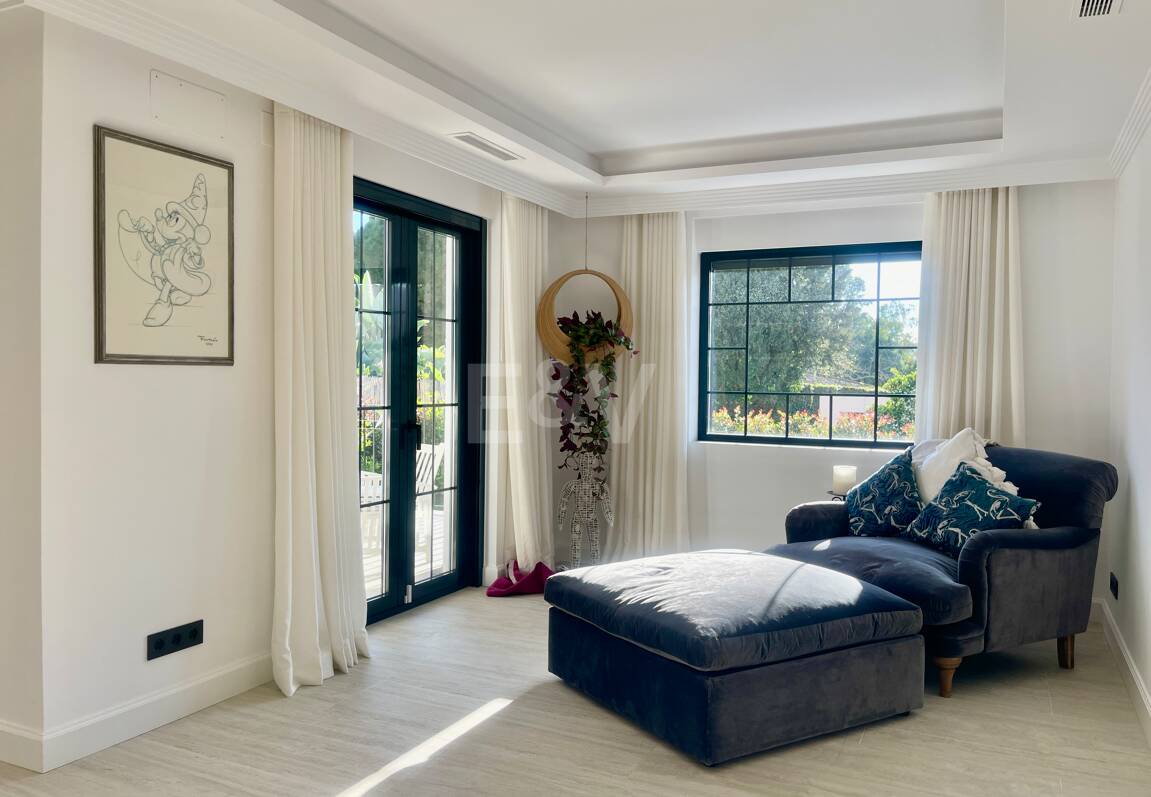 Villa contemporaine dans un cadre de golf proche des commodités