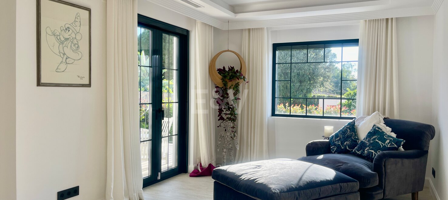 Contemporary Villa in a Golfside Setting Close to Amenities