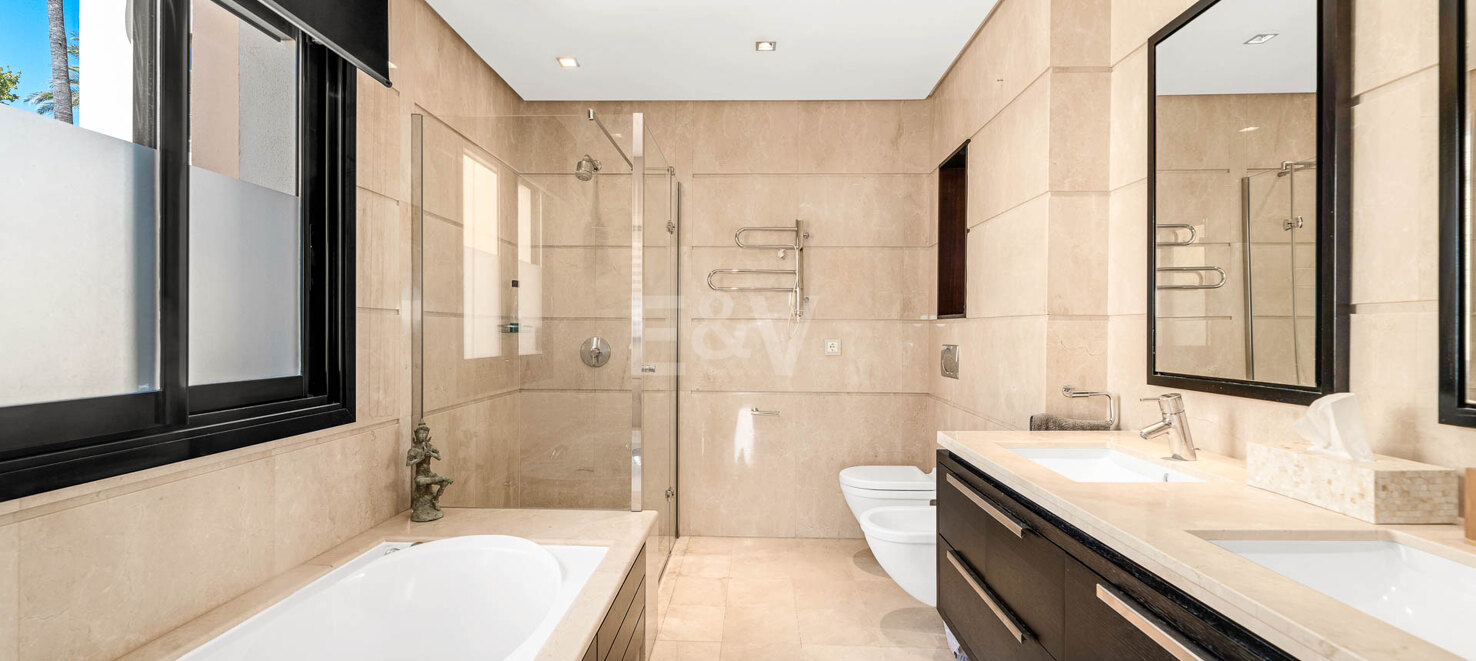 Apartamento espacioso con vistas al mar y amplia terraza en La Quinta